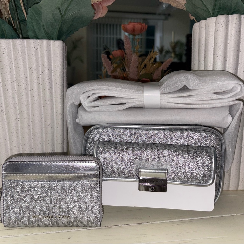 Silver and Gray Wallet Set
